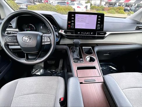 Used 2024 Toyota Sienna LE image 15