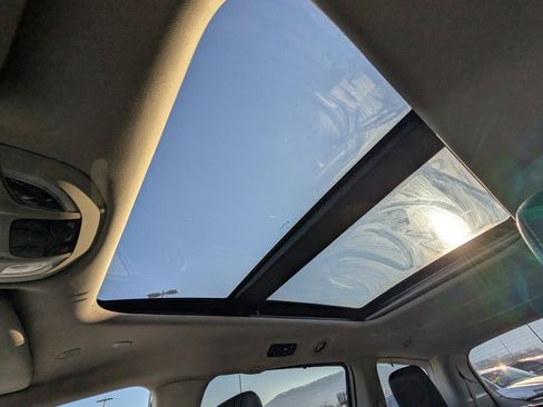 Used 2024 Chrysler Pacifica Limited image 29