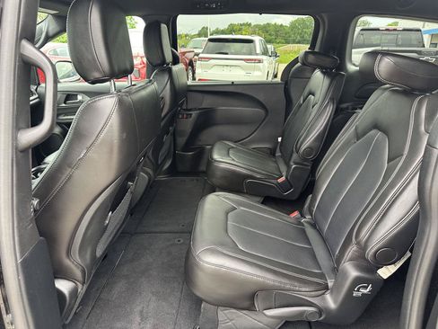 Used 2025 Chrysler Pacifica Select FWD image 14