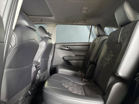 Used 2024 Toyota Highlander XLE image 24