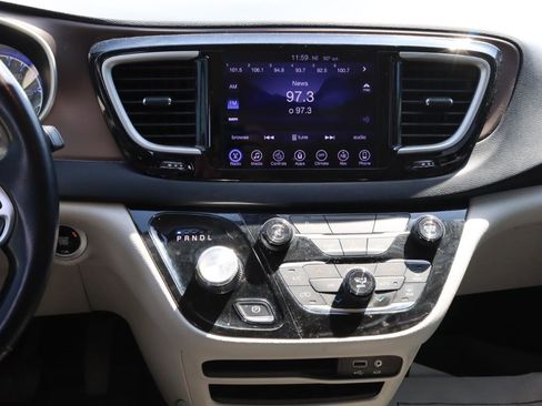 Used 2017 Chrysler Pacifica Touring-L FWD image 8