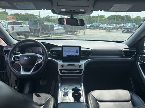 Used 2022 Ford Explorer XLT w/ Equipment Group 202A AWD/4WD image 29
