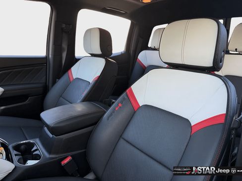 Used 2024 GMC Canyon AT4X AWD/4WD image 11