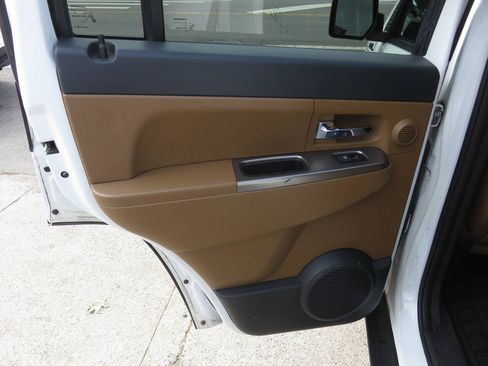 Used 2012 Jeep Liberty Limited AWD/4WD image 27