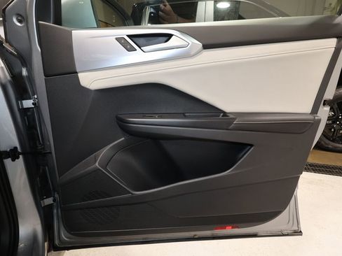 Used 2025 Volkswagen Taos SE image 17