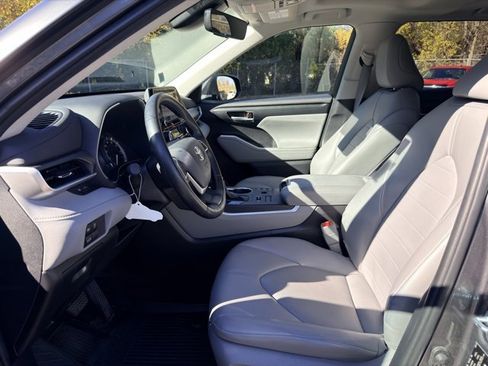 Used 2023 Toyota Highlander XLE image 6