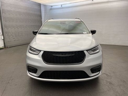 New 2026 Chrysler Pacifica Limited w/ Uconnect Theater Family Group image 9