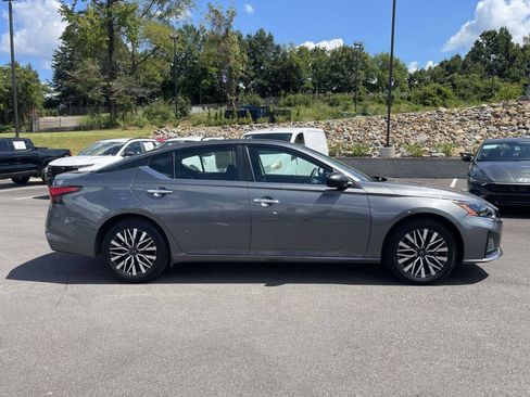 Used 2025 Nissan Altima 2.5 SV FWD image 2