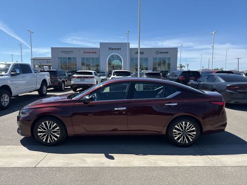 Used 2024 Nissan Altima 2.5 SV FWD image 5