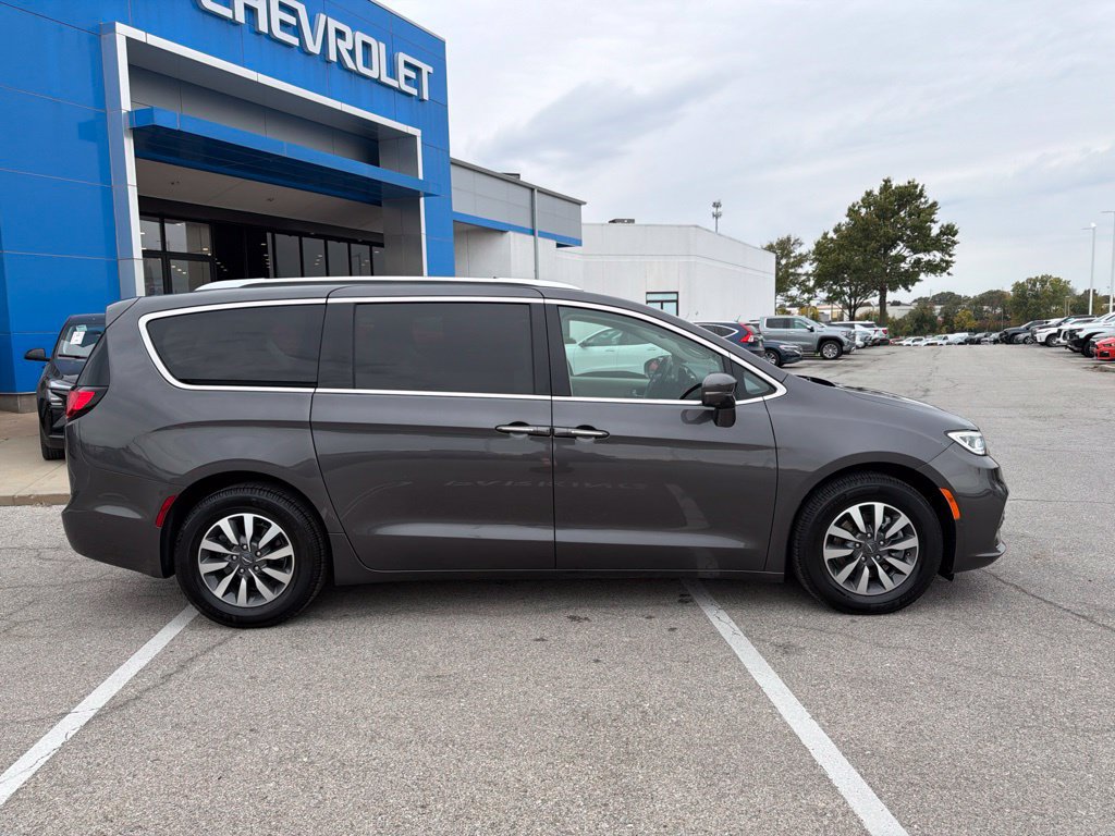 Used 2021 Chrysler Pacifica Touring-L FWD image 2