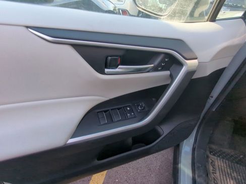 Used 2021 Toyota RAV4 XLE Premium image 8