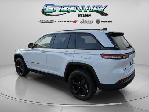 Used 2023 Jeep Grand Cherokee Altitude image 4
