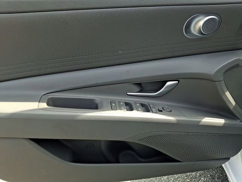 Used 2025 Hyundai Elantra SE image 12