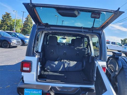 Used 2022 Jeep Wrangler Unlimited Sahara image 14