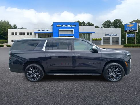 Used 2025 Chevrolet Suburban Premier AWD/4WD image 4
