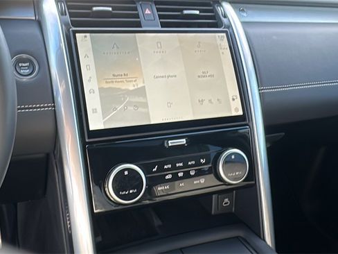 Certified 2025 Land Rover Discovery Dynamic SE image 17