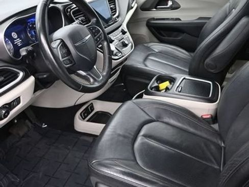 Used 2020 Chrysler Pacifica Touring-L Plus w/ Advanced Safetytec Group FWD image 7