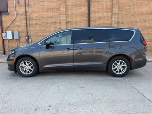Used 2023 Chrysler Pacifica Touring-L FWD image 18