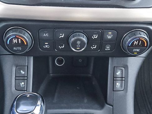 Used 2019 GMC Acadia Denali image 12