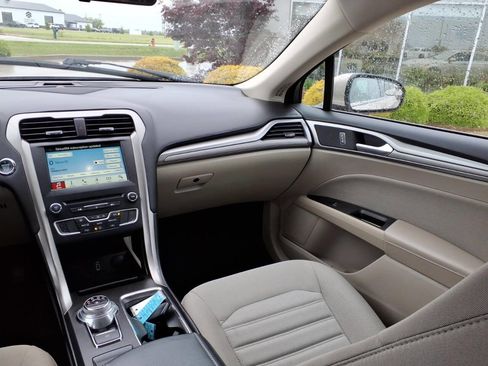 Used 2018 Ford Fusion SE w/ Fusion SE Technology Package FWD image 9