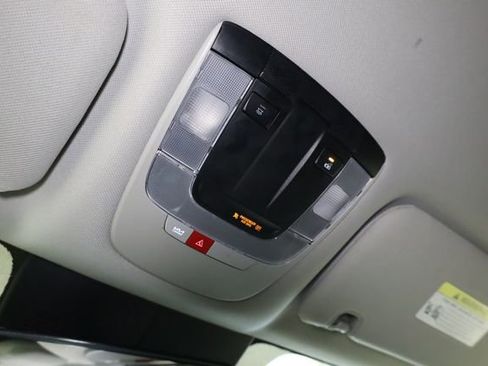 Used 2024 Kia Sorento S image 27