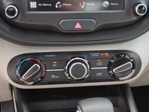 Used 2025 Kia Soul LX w/ LX Technology Package FWD image 21