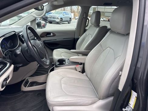 Used 2017 Chrysler Pacifica Touring-L Plus image 10