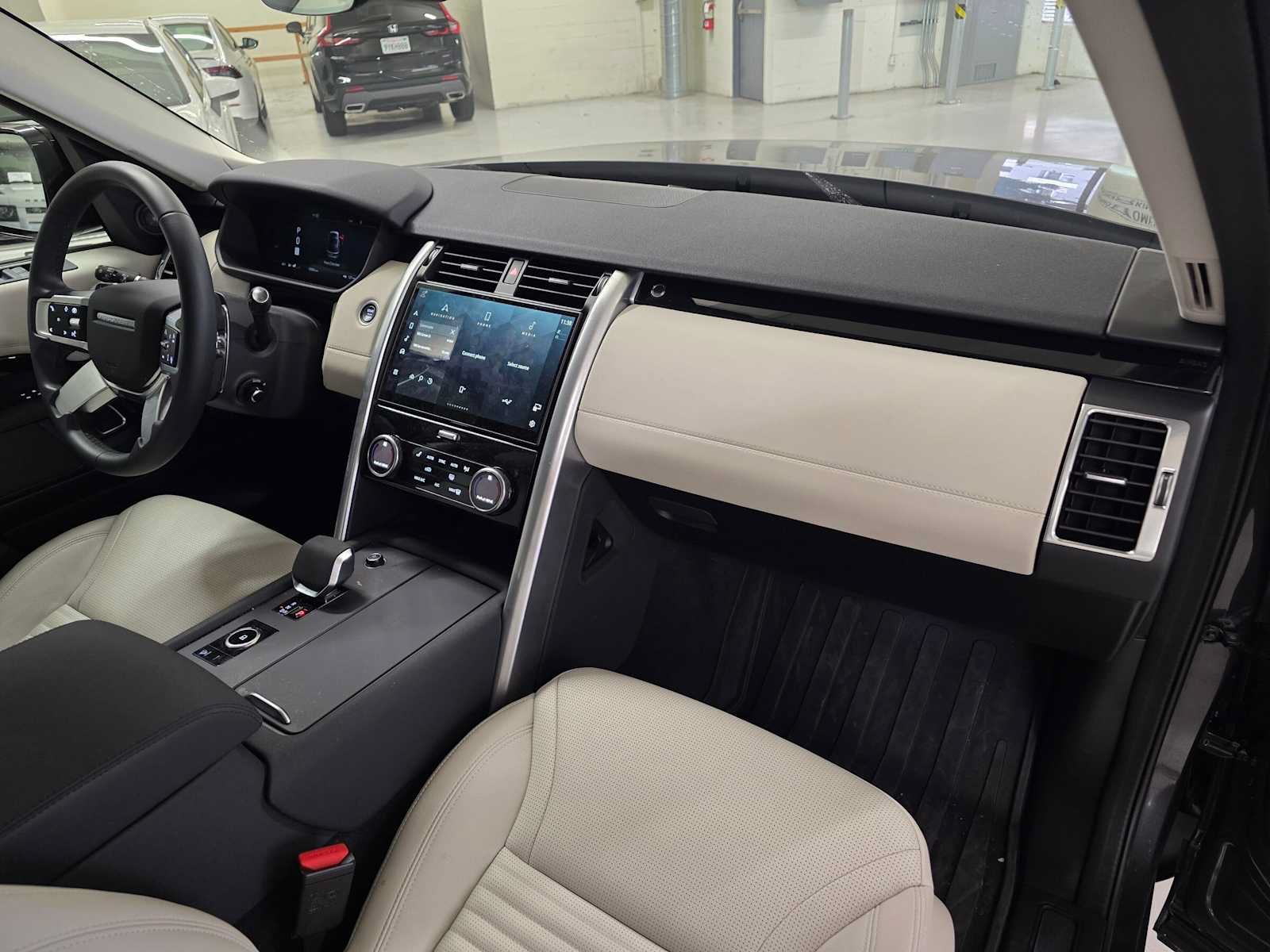 Used 2025 Land Rover Discovery S AWD/4WD image 10
