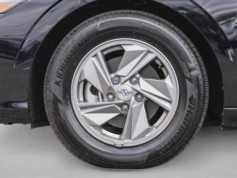 Certified 2025 Hyundai Elantra SE image 9