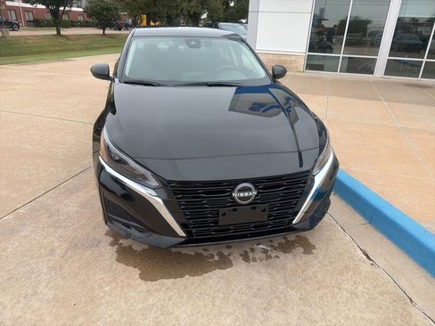 Used 2025 Nissan Altima 2.5 SV FWD image 3
