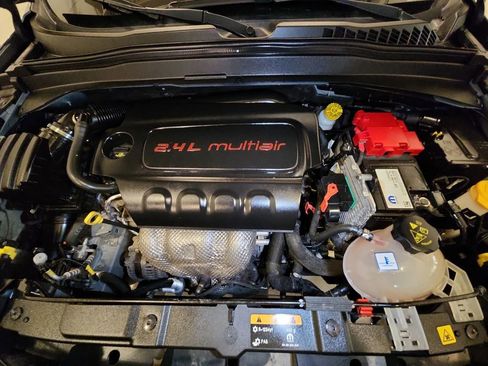 Used 2020 Jeep Renegade Latitude w/ Cold Weather Group AWD/4WD image 28