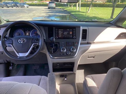 Used 2019 Toyota Sienna L image 14