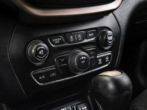 Used 2016 Jeep Cherokee Latitude image 20