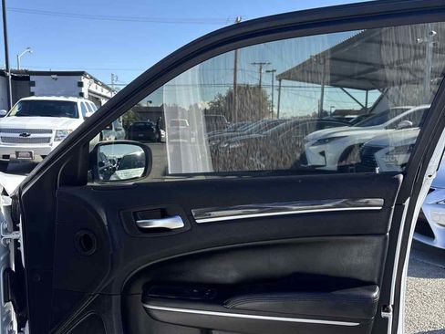 Used 2019 Chrysler 300 Touring image 13