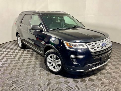 Used 2018 Ford Explorer XLT AWD/4WD image 3