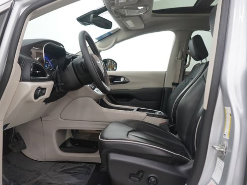 Used 2024 Chrysler Pacifica Limited image 23