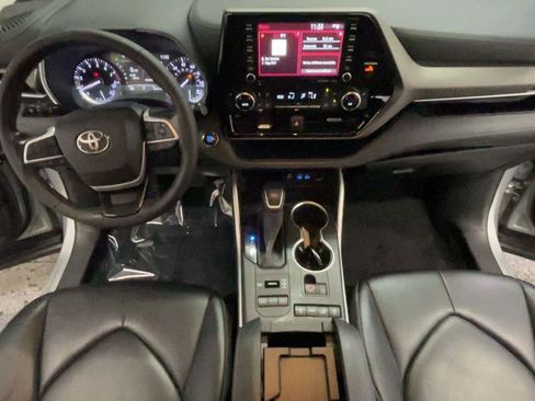 Used 2022 Toyota Highlander XLE AWD/4WD image 28