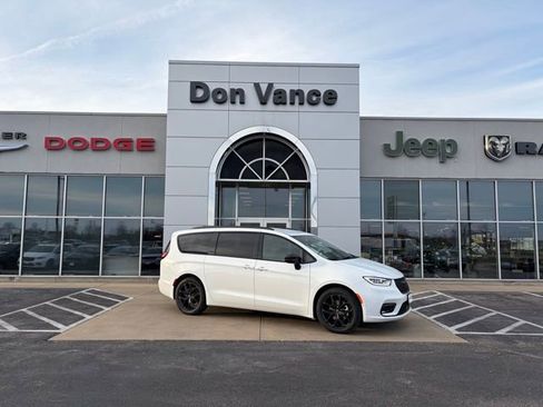 New 2026 Chrysler Pacifica Select w/ S Appearance Package image 1