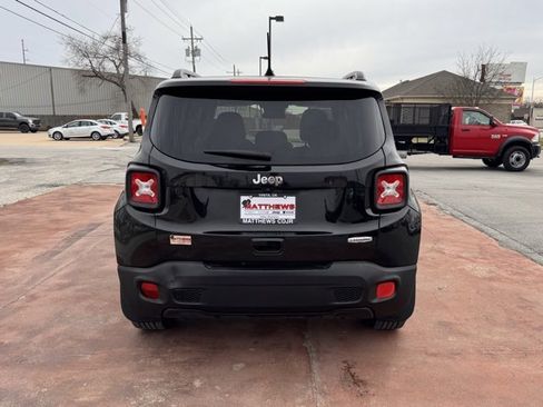 Used 2018 Jeep Renegade Latitude image 4