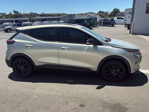 Used 2023 Chevrolet Bolt EUV LT w/ Convenience Package FWD image 2