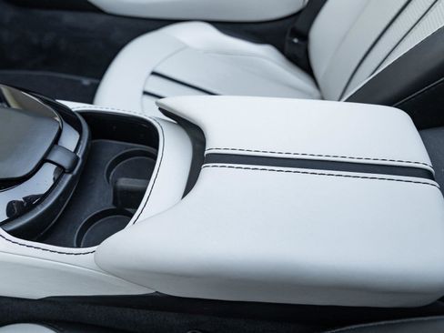 Used 2021 Aston Martin V8 Vantage Roadster image 30