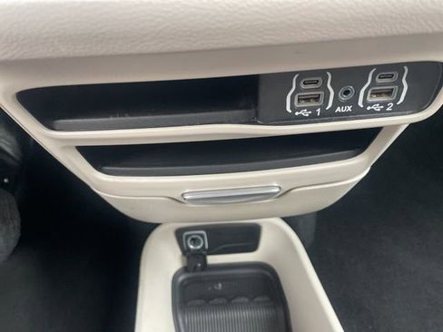 Used 2024 Chrysler Pacifica Touring-L FWD image 30