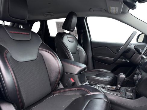 Used 2022 Jeep Cherokee Trailhawk image 15