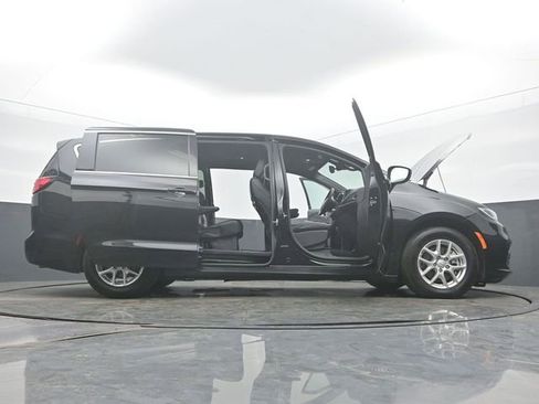 Used 2025 Chrysler Pacifica Select image 61