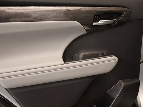 Used 2023 Toyota Highlander Platinum image 29