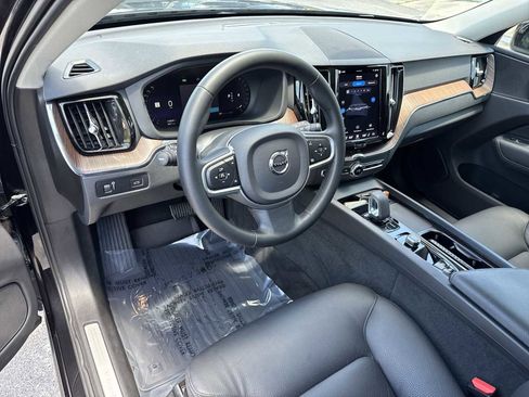 Used 2022 Volvo XC60 B5 Momentum AWD/4WD image 2