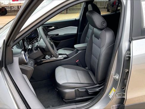 Used 2025 Chevrolet Trax LT FWD image 25