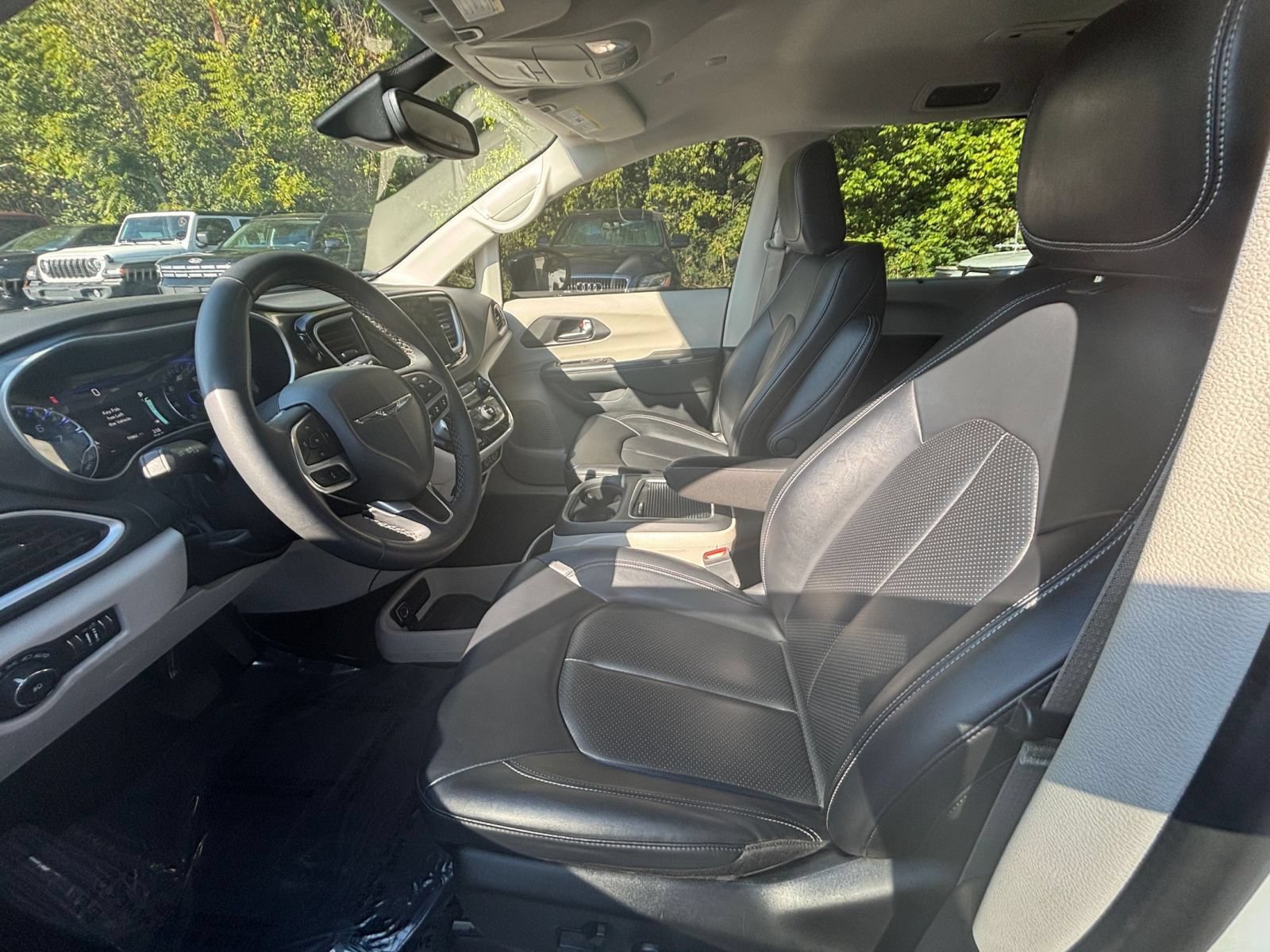 Used 2024 Chrysler Pacifica Touring-L FWD image 35