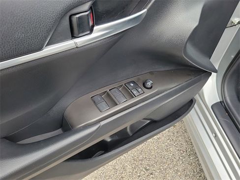 Used 2023 Toyota Camry SE image 14