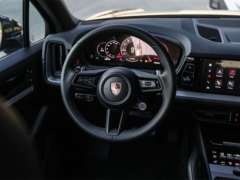 Used 2025 Porsche Cayenne image 25